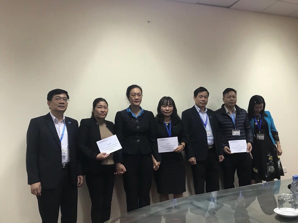 Chủ tịch Công đoàn Y tế VN Phạm Thanh Bình (thứ ba từ trái sang) trao hỗ trợ cho các đoàn viên mắc bệnh hiểm nghèo.