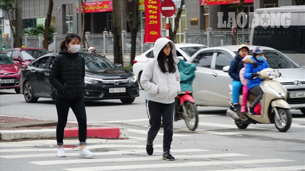 Các bạn sinh viên trang bị áo ấm khi ra ngoài đường.