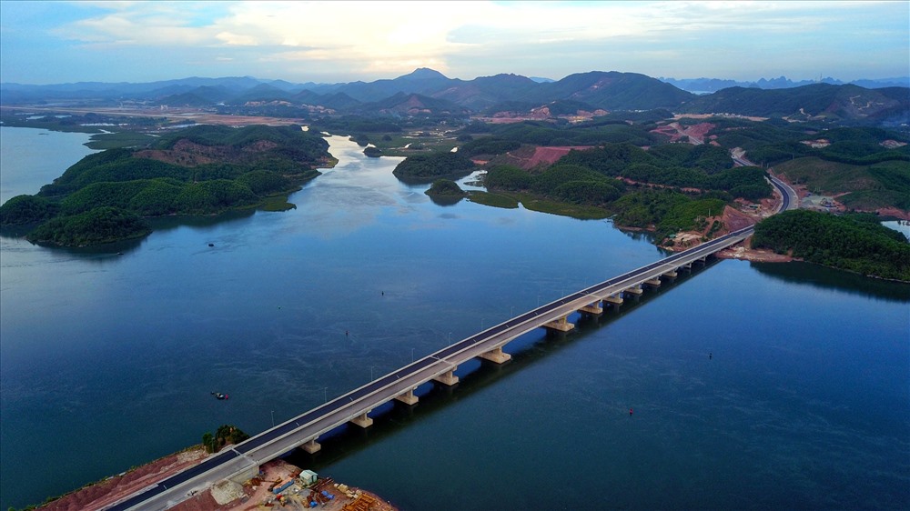 Tuyến đường cao tốc Vân Đồn nối Hạ Long- Hải Phòng và Hà Nội tạo điều kiện thông thương quan trọng đối với Khu kinh tế Vân Đồn sẽ được thông tuyến vào ngày 30.12.2018. Ảnh: T.N.D