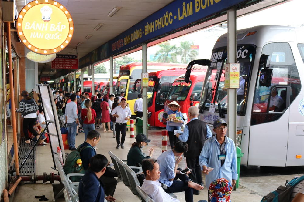 Hành khách chờ lên xe đi nghỉ lễ tại bến xe Miền Đông.