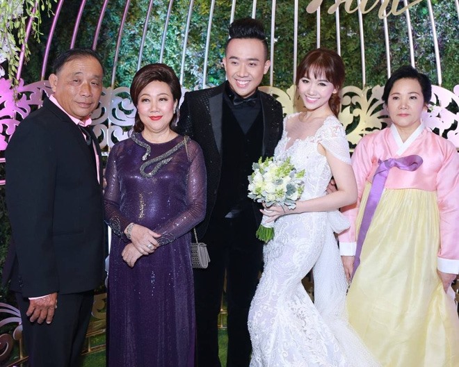 Đại gia đình Hari Won- Trấn Thành hội ngộ trong đám cưới 2 năm trước của cặp đôi. 