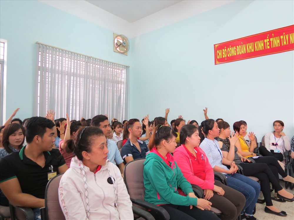 CN làm việc tại KKT Tây Ninh chia sẻ ý kiến với đoàn khảo sát - Ảnh: L.T