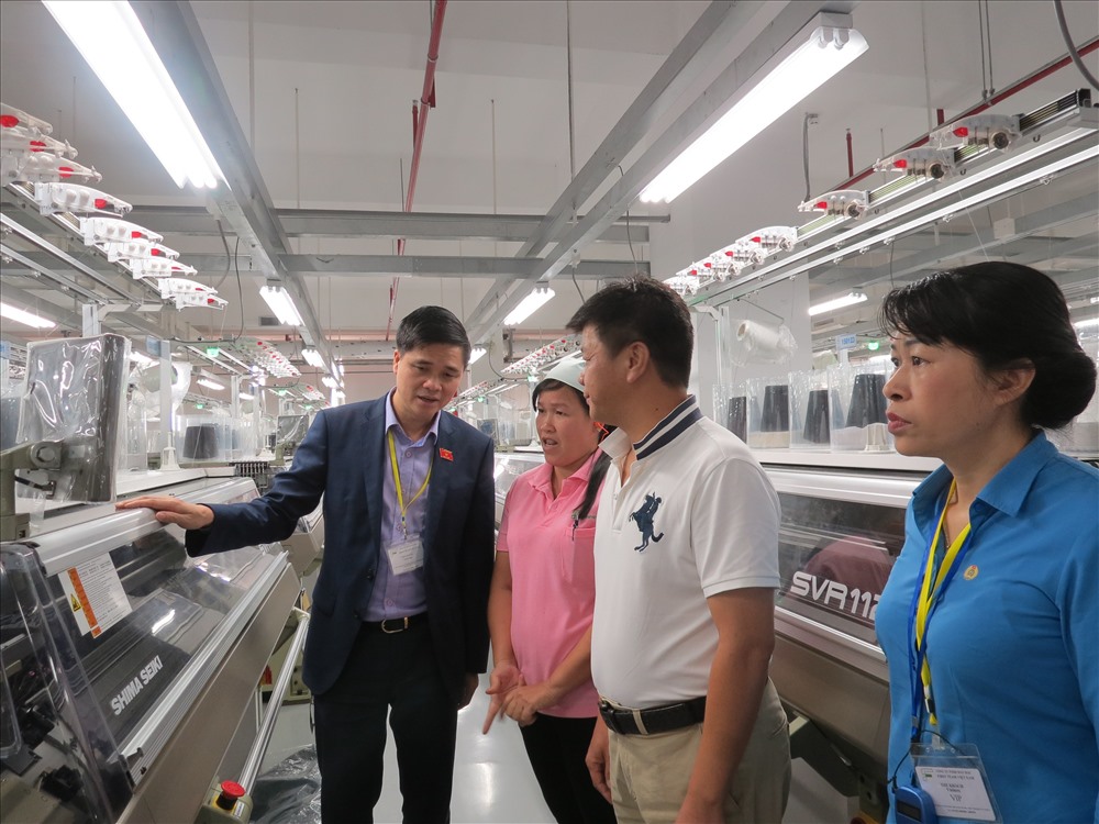 Ông Ngọ Duy Hiểu (trái ảnh) và bà Trịnh Thanh Hằng - Trưởng ban nữ công Tổng LĐLĐ VN (phải ảnh) hỏi thăm CN tại nhà máy - Ảnh: L.T