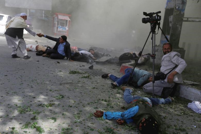 Ít nhất 25 người thiệt mạng trong 2 vụ nổ liên tiếp ở thủ đô Kabul của Afghanistan ngày 30.4. Trong số nạn nhân có phóng viên ảnh hàng đầu của hãng tin AFP và nhiều phóng viên có mặt ở hiện trường khác. Giới chức Afghanistan xác nhận 9 phóng viên thiệt mạng.Ngoài ra, hai vụ nổ còn làm gần 50 người bị thương.