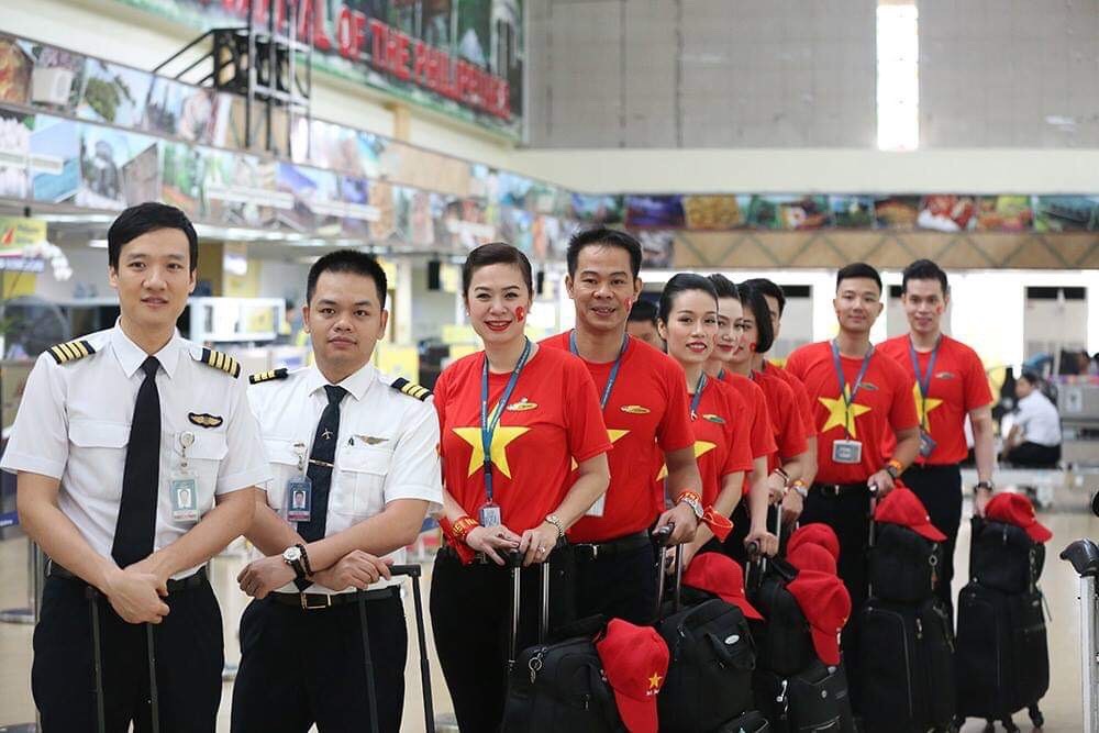 Các nhân viên của Vietnam Airlines rạng rỡ đón các cầu thủ về nước. Chuyến bay dự kiến xuất phát lúc 10h30 và sẽ đáp tại sân bay Nội Bài vào lúc 14h.