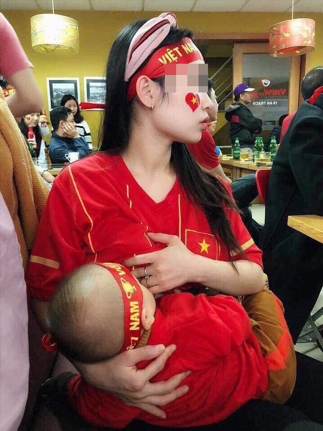 Hình ảnh mẹ vừa cho con bú vừa cổ vũ đội tuyển Việt Nam gây sốt mạng xã hội