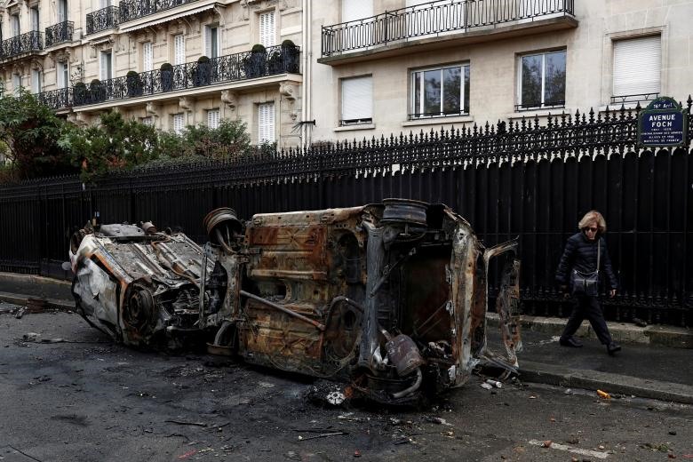 Xe ôtô bị đốt cháy, phá hủy, nằm ngổn ngang trên phố. Thị trưởng Paris Anne Hidalgo, nói những hành động phá hoại và tấn công cảnh sát là “đáng hổ thẹn và đau lòng”. Ảnh: REUTERS.