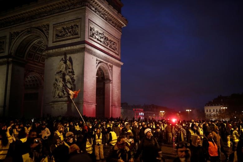 Cuộc bạo động chống lại quyết định tăng giá xăng và chi phí sống đắt đỏ bắt đầu nổ ra hôm 17.11 và nhanh chóng lan truyền qua mạng xã hội. Những người biểu tình nhắm vào Khải Hoàn Môn, một trong những công trình được tôn kính nhất của Pháp. Họ biến Khải Hoàn Môn - “chứng nhân” lịch sử 