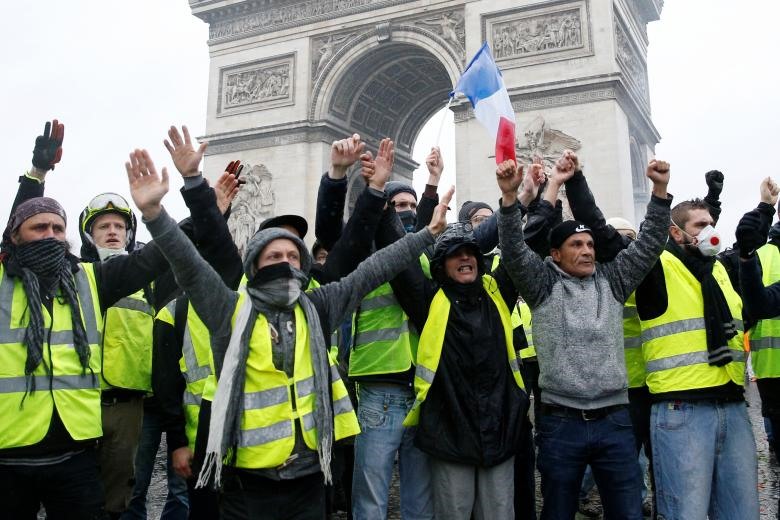 Đây là cuối tuần thứ ba liên tiếp mà các vụ đụng độ nổ ra ở Paris với những người mặc áo gile màu vàng huỳnh quang của một phong trào phản đối mới. 