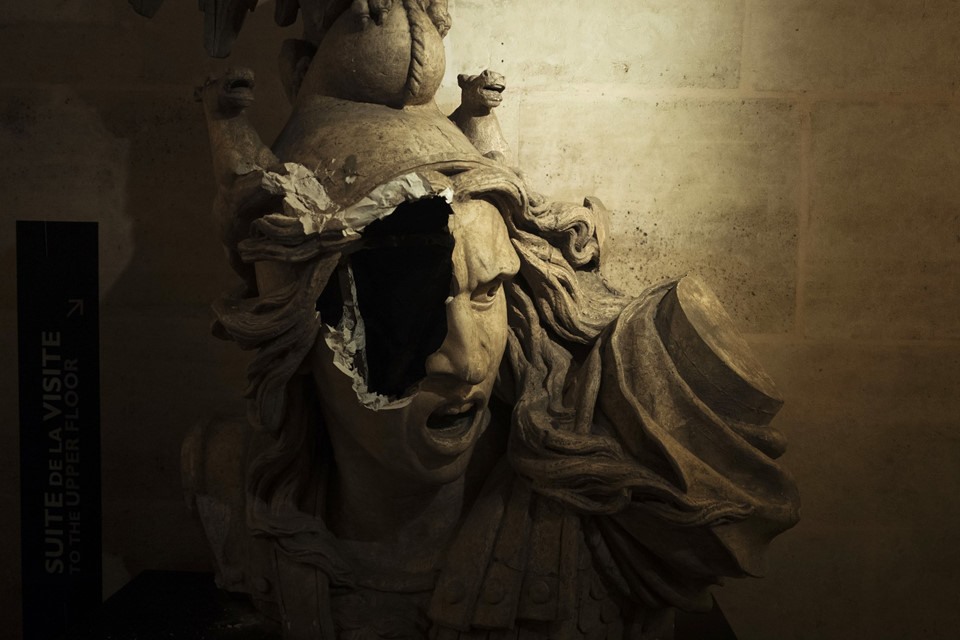 Khải Hoàn Môn chỉ là một trong hàng trăm công trình bị tấn công, tượng Marianne, một biểu tượng khác của nước Pháp, bị người biểu tình đập vỡ. Bức tượng nằm trong Khải Hoàn Môn, công trình được xây dựng từ thế kỷ 19.