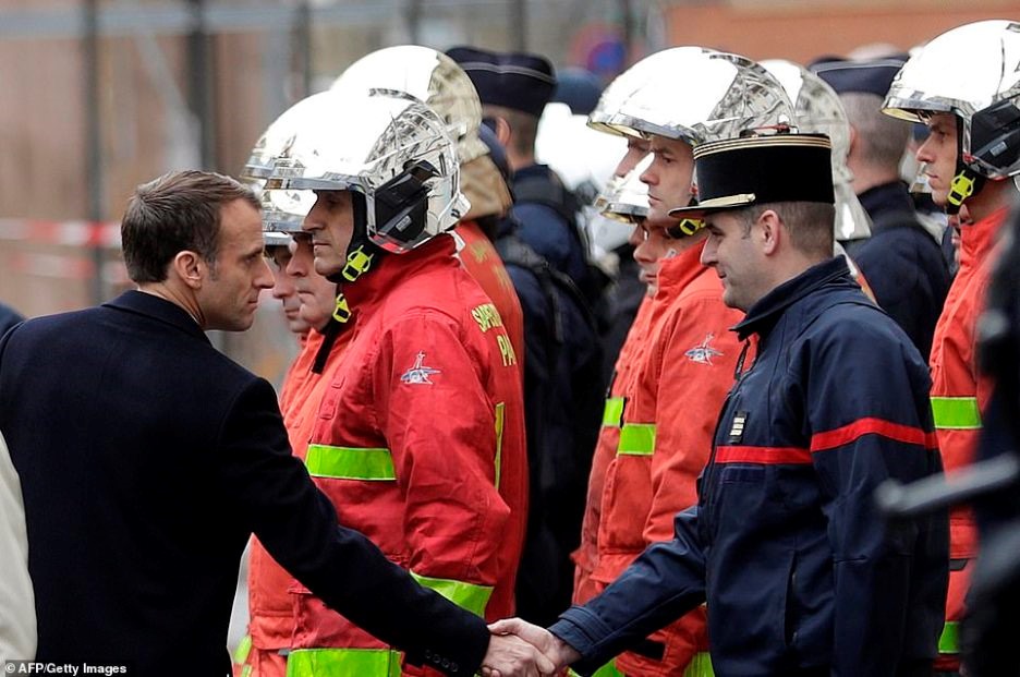 Tổng thống Macron cũng đã cân nhắc tuyên bố tình trạng khẩn cấp trong buổi gặp với các quan chức an ninh ngày 2/12. Trong ảnh, tổng thống Pháp nói chuyện với cảnh sát và lực lượng cứu hỏa tại một đại lộ gần Champs Elysees. Trong lúc một số người hoan nghênh hành động của ông, nhiều người khác vẫn hô khẩu hiệu “Macron, từ chức!“.