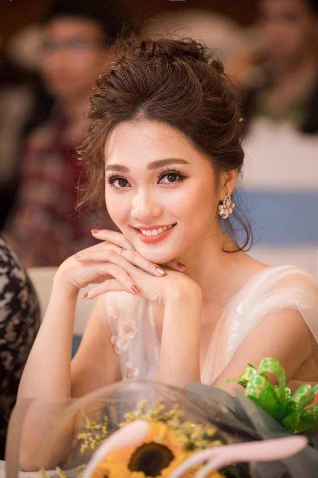 Ngọc Nữ cũng tham gia Hoa hậu Việt Nam 2018 tuy nhiên khi gần chung khảo khu vực phía Bắc cô bất ngờ dừng thi với lí do bận lịch trình riêng. Ảnh: FBNV.