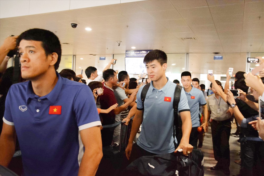 Chiều 3.12, tuyển Việt Nam về nước để chuẩn bị cho trận bán kết lượt về. Rất đông cổ động viên có mặt tại sân bay Nội Bài đón thầy trò HLV Park Hang-seo. 