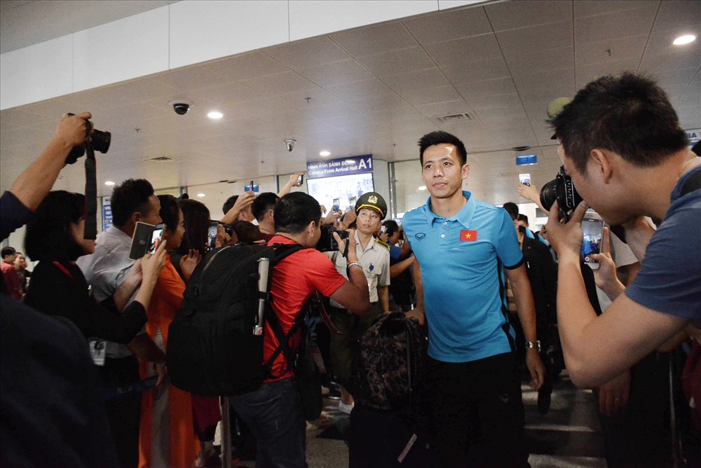 Đội trưởng Văn Quyết rạng rỡ xuất hiện tại sân bay Nội Bài.