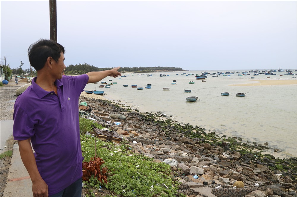 Người dân chỉ khu vực biển Vĩnh Hy là vụ xảy ra lưới tàu cá va chạm san hô bị chìm và gây mất tích chủ tàu Lê Văn Vinh.