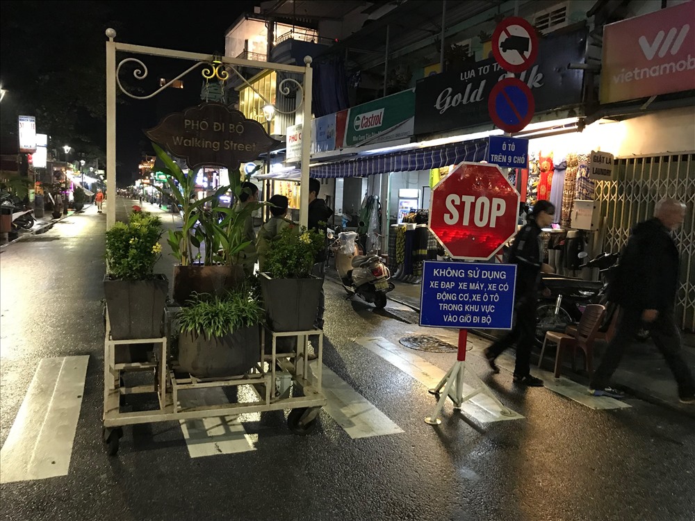 Huế đã vào mùa mưa dầm nhưng phố đi bộ vẫn “chặn cửa” đón khách. Ảnh: H.V.M