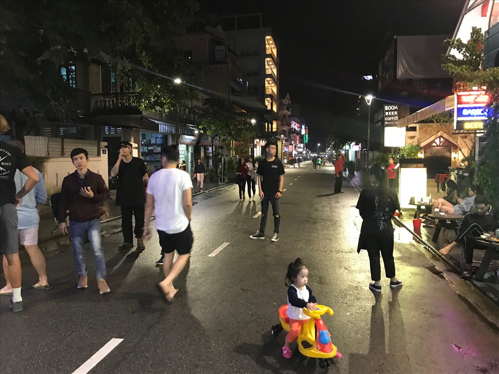 Chưa bao giờ phố đi bộ thanh bình và an toàn với trẻ con như bây giờ. Ảnh: H.V.M