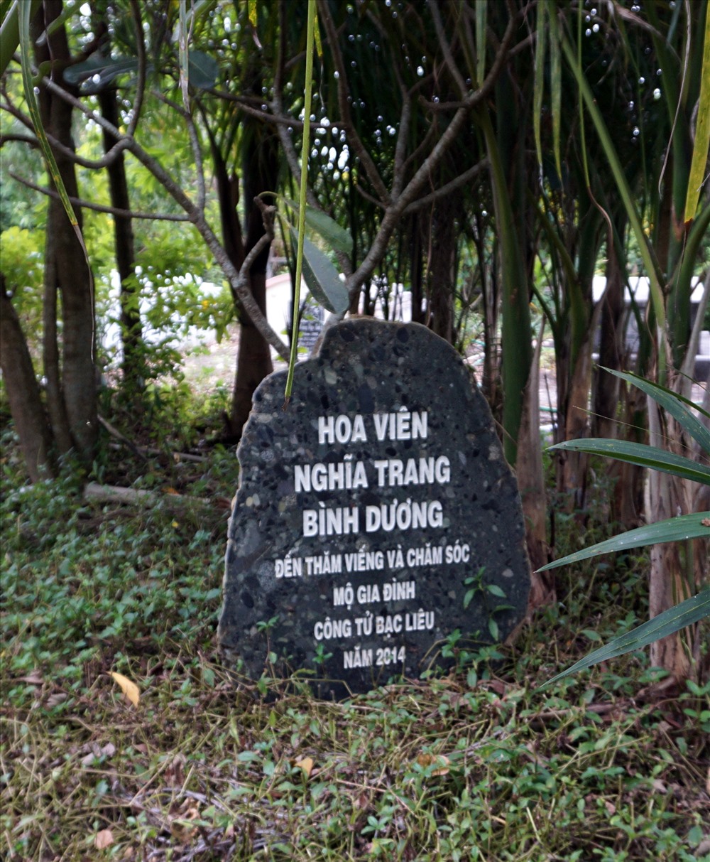 Năm 2014, Hoa viên nghĩa trang Bình Dương đến dọn dẹp trồng hoa. Tuy nhiên được một thời gian do gia đình thiếu chăm sóc nên khu mộ trông không được đẹp  (ảnh Nhật Hồ)