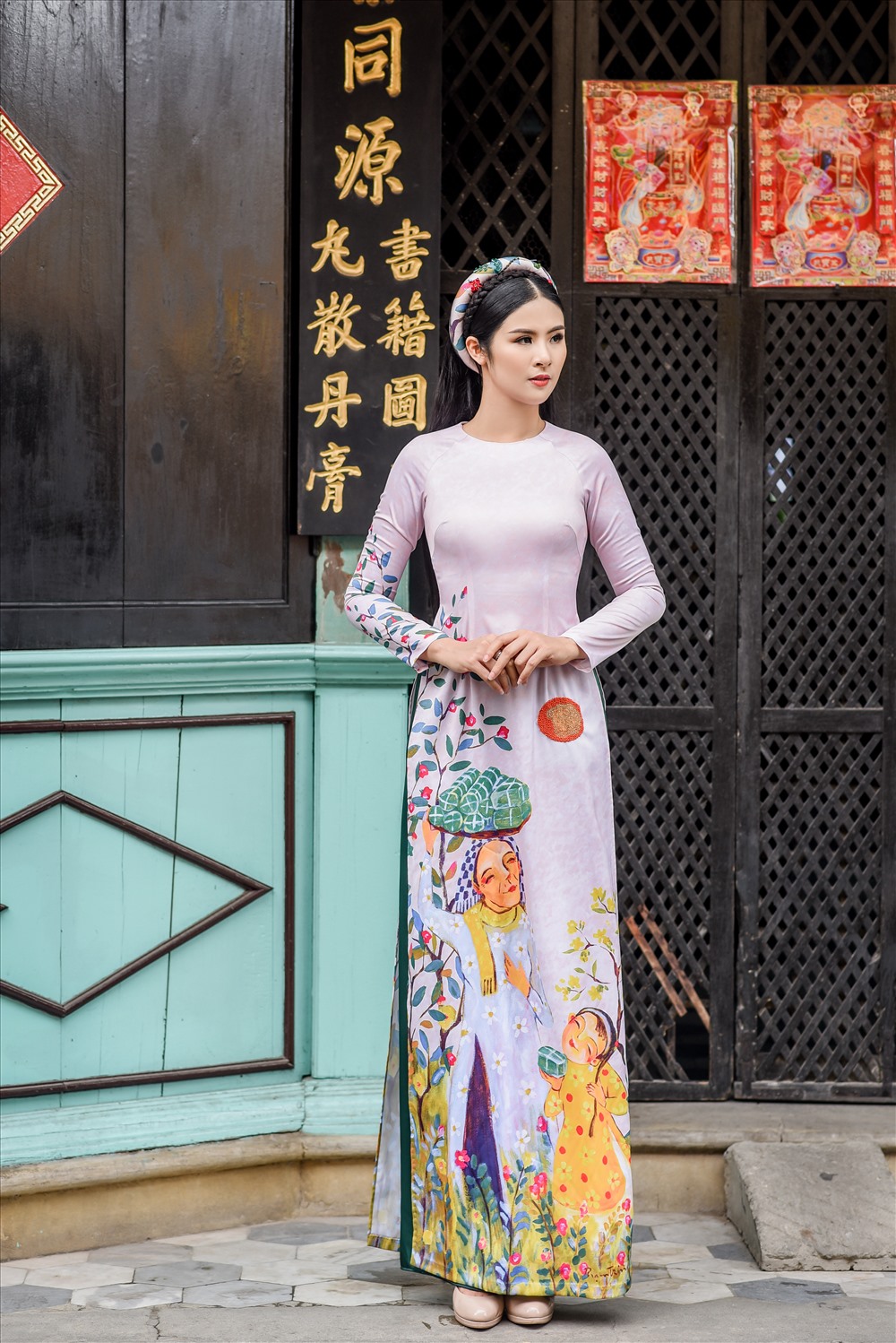 Hoa hậu Ngọc Hân nền nã trong tà áo dài do chính mình thiết kế. Ảnh: Panda Duong. 