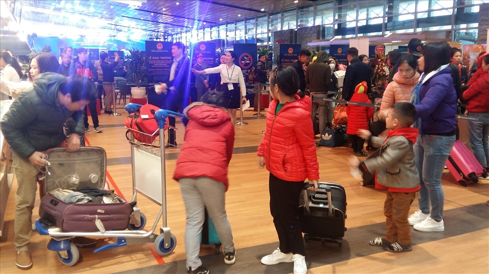 Hành khách làm thủ tục bay chuyến bay thương mại đầu tiên từ Vân Đồn đi TP.HCM, khởi hành lúc 10h30, ngày 30.12.2018