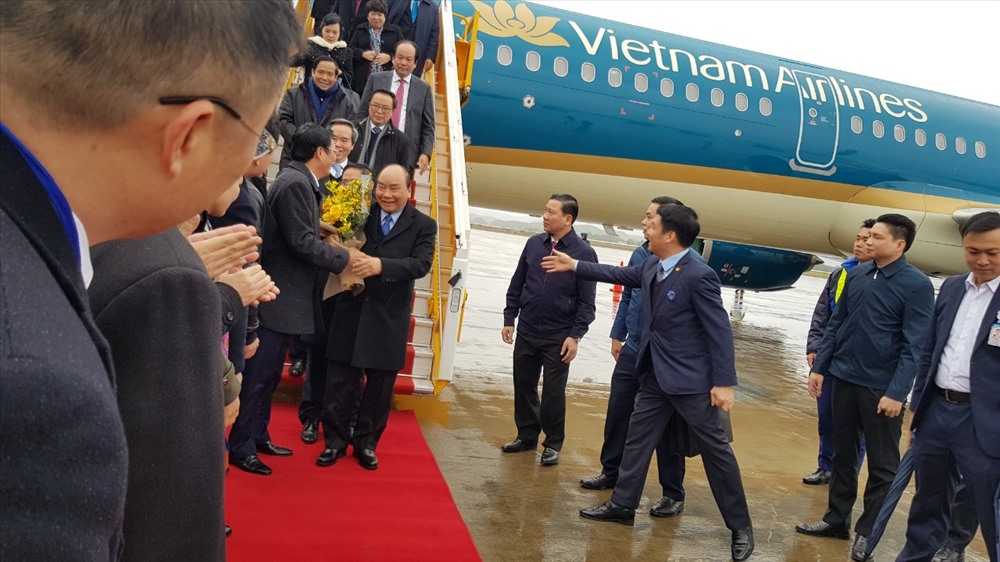 Bí thư tỉnh ủy Quảng Ninh Nguyễn Văn Đọc tặng hoa Thủ tướng Nguyễn Xuân Phúc