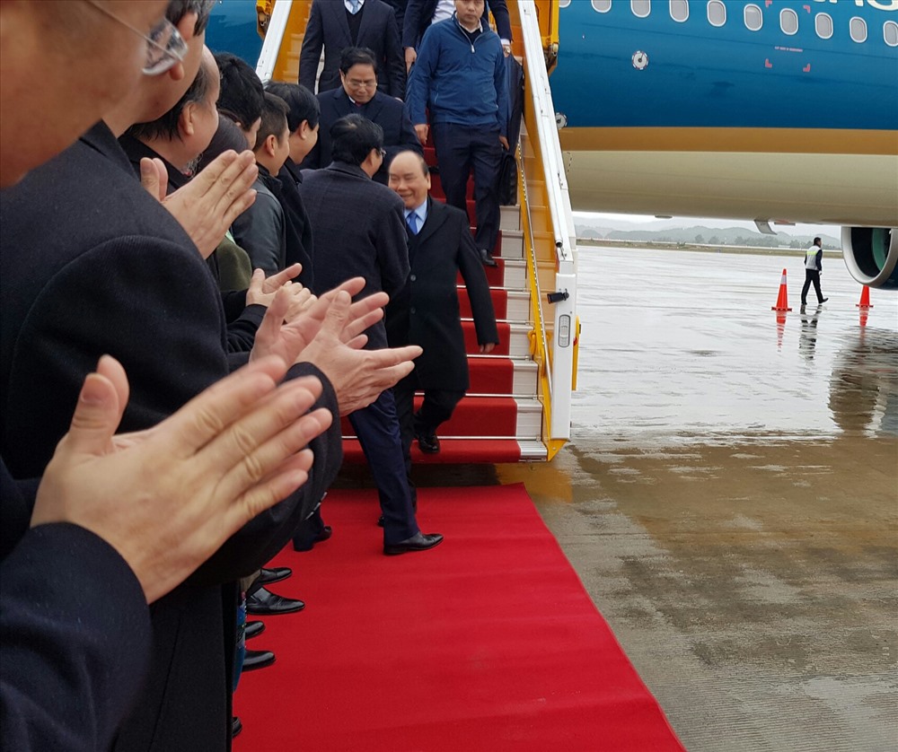 Thủ tướng Nguyễn Xuân Phúc đến Cảng hàng không quốc tế Vân Đồn trên chuyến bay đầu tiên khai trương sân bay
