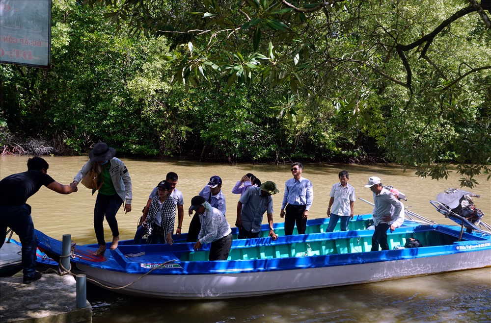 Nhiều du khách thích thú với tuyến du lịch xuyên rừng Mũi Cà Mau (ảnh Nhật Hồ)