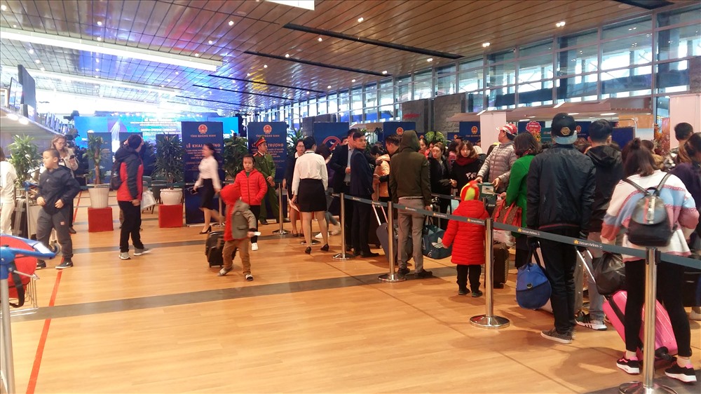 Hành khách đợi làm thủ tục lên chuyến bay thương mại đầu tiên từ Vân Đồn đi TP.HCM