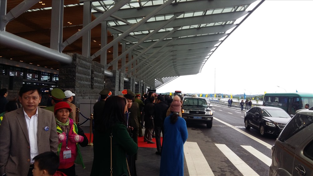 Đông đảo người dân Quảng Ninh có mặt trong buổi lễ khánh thành Cảng hàng không quốc tế Vân Đồn