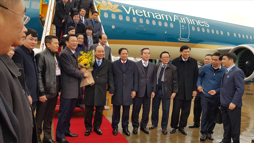 Bí thư tỉnh ủy Quảng Ninh Nguyễn Văn Đọc tặng hoa cho Thủ tướng Nguyễn Xuân Phúc
