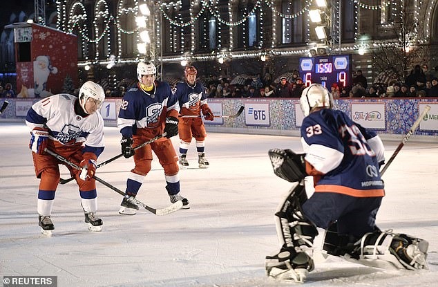 Putin chuẩn bị nhắm mục tiêu trong trò chơi triển lãm ở Moscow khi khán giả theo dõi từ bên lề và quấn lấy nhau ấm áp giữa nhiệt độ đóng băng ở Nga.
