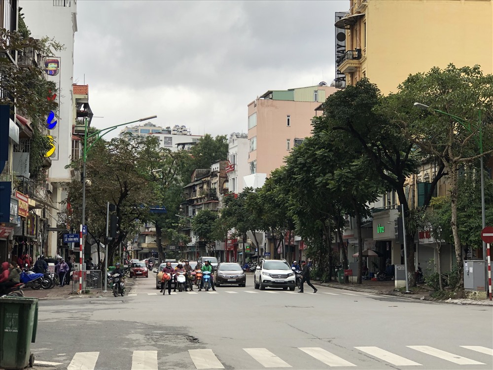 Cùng trục đường nhưng chỉ đoạn phố Hàng Bài được kết hoa, còn phố Huế vẫn như những ngày trước đó.