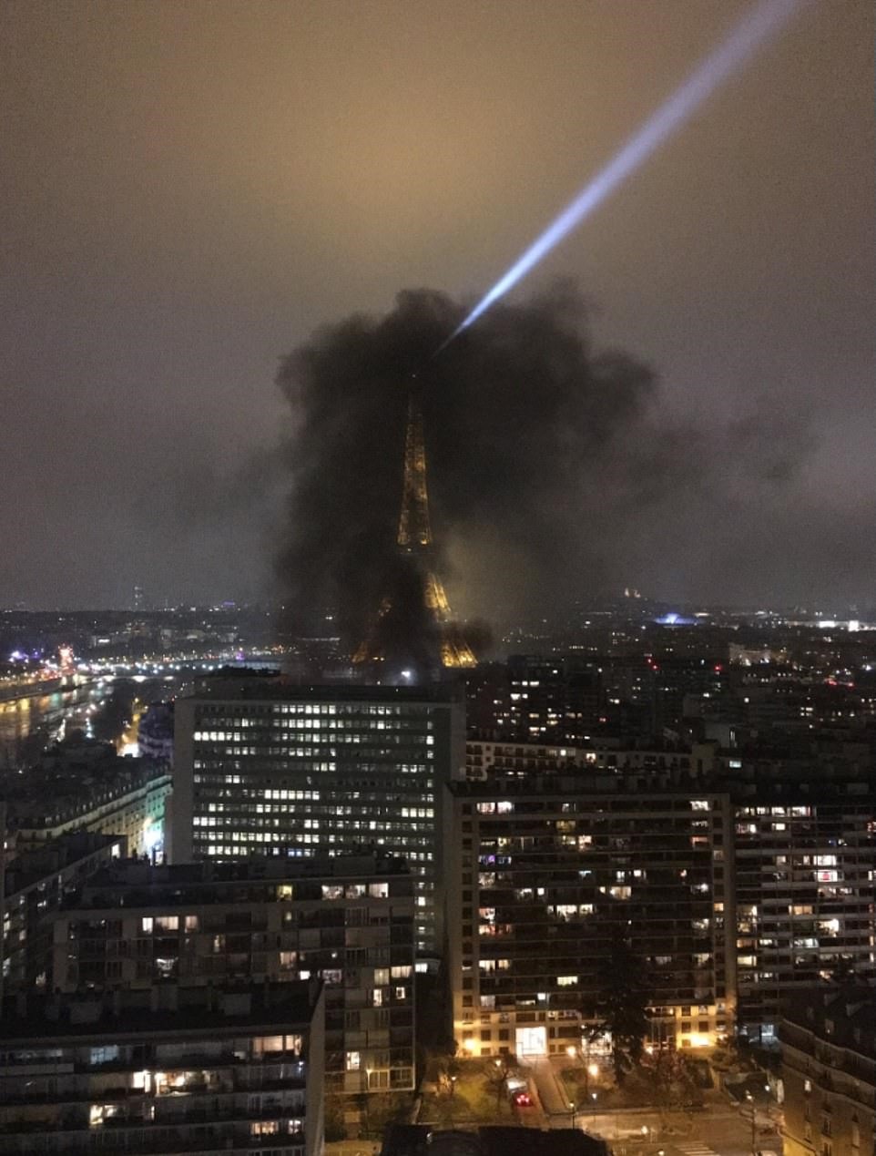 Các đường phố ở Paris đã bị đốt cháy trong các cuộc biểu tình 'áo vàng' ở Paris tối nay khiến tháp Eiffel bị che phủ trong làn khói đen dày đặc, sau khi cảnh sát chống bạo động bắn hơi cay vào đám đông vào hôm nay.