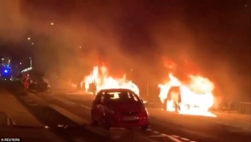 Người biểu tình đã đốt xe hơi và để chúng cháy trên đường phố thủ đô, như một cuộc biểu tình chống lại chính sách thuế của chính phủ Pháp được nối lại trong tuần thứ bảy liên tiếp.