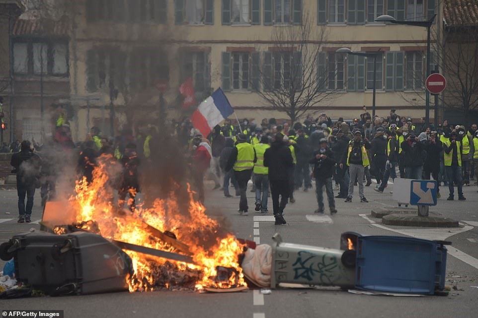Những người biểu tình mặc áo vàng đã đụng độ với cảnh sát chống bạo động, người đã bắn hơi cay vào đám đông, những người đã đốt cháy rào chắn ở thành phố Toulouse, miền Nam nước Pháp, hôm nay