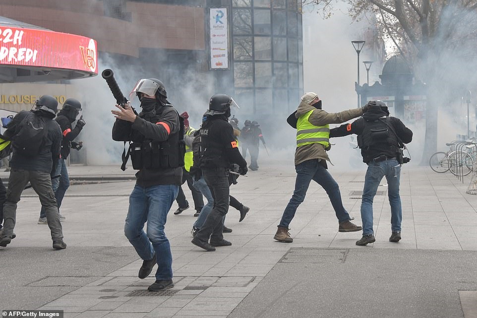 Cảnh sát Pháp đụng độ với người biểu tình trong một cuộc biểu tình áo vàng ở thành phố Toulouse, miền nam nước Pháp