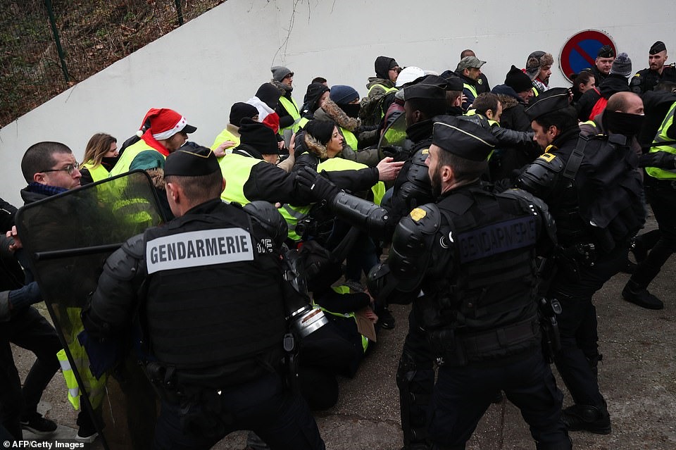 Người biểu tình đụng độ với các sĩ quan cảnh sát trong cuộc biểu tình được gọi bởi những người mặc áo vàng ở trung tâm thành phố Nantes ngày 29.12.