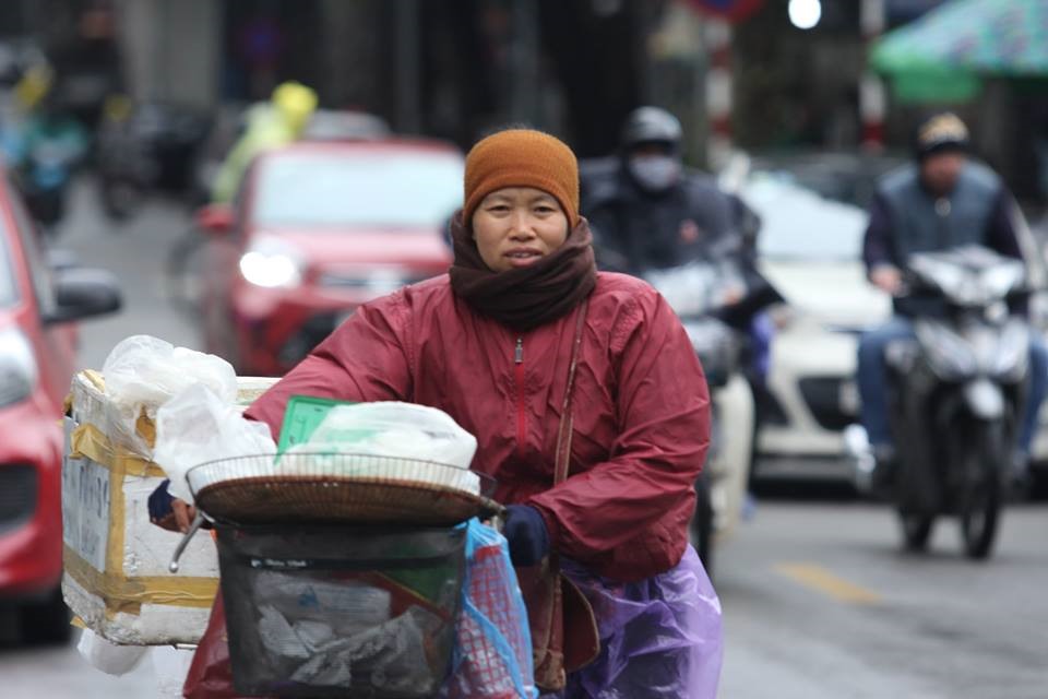 Hà Nội bước vào đợt rét nhất từ đầu mùa đông xuân 2018-2019. Nhiệt độ lúc 6h sáng nay là 9, lúc 15h chiều là 11. Hồ Gươm vắng khác thường, thi thoảng có vài người mặc áo mưa qua lại.