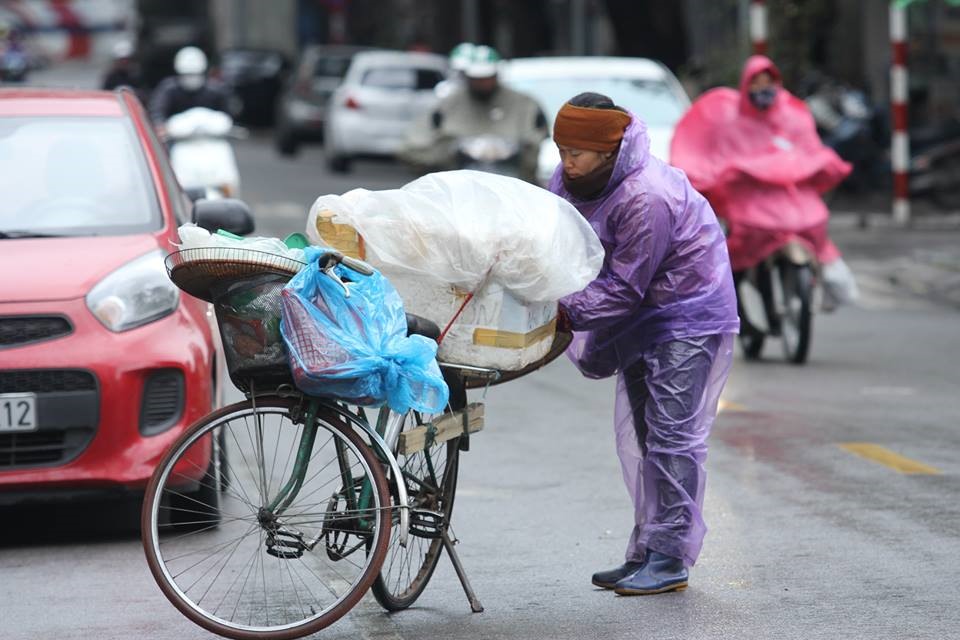  nhiệt độ xuống thấp, nhiều người dân đã phải mang ấm, trùm kín người để bớt lạnh mỗi khi ra đường.