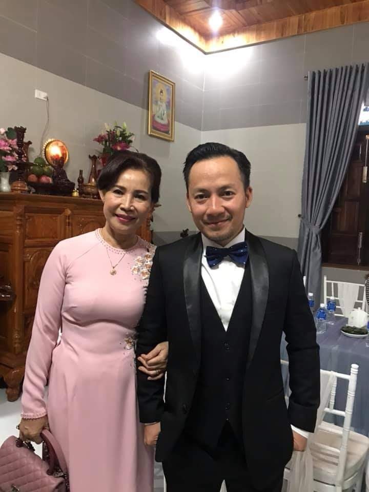 Một số khoảnh khắc Tiến Đạt cùng cô dâu Thuỵ Vy được Phương Thanh chia sẻ. 