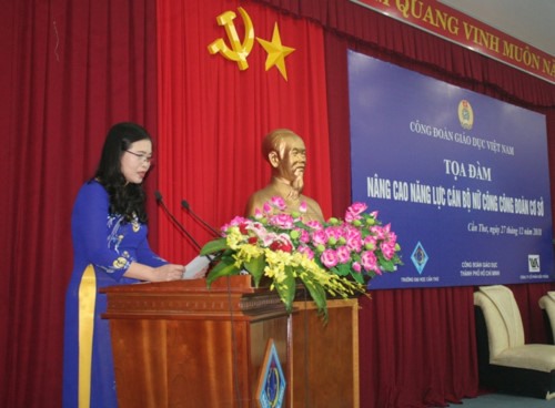Đồng chí Nguyễn Thị Bích Hợp - Phó Chủ tịch CĐ Giáo dục VN phát biểu tại buổi tọa đàm. Ảnh: Quốc Ngữ