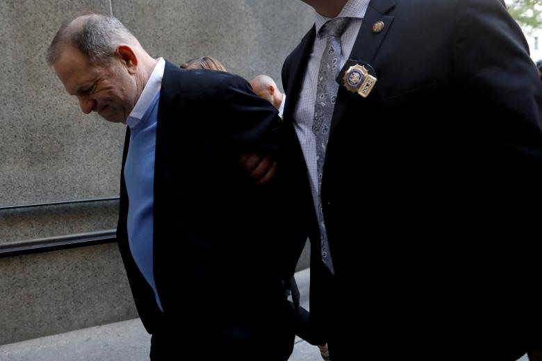 Nhà sản xuất phim nổi tiếng Harvey Weinstein đến Tòa án hình sự Manhattan ở New York, ngày 25.5.2018 sau những cáo buộc về quấy rối tình dục các nữ diễn viên.