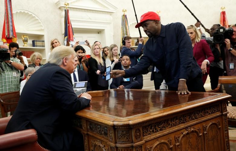 Rapper nổi tiếng Kanye West cho Tổng thống Donald Trump xem chiếc điện thoại di động của mình trong một cuộc gặp tại Phòng Bầu dục, Nhà Trắng vào ngày 11.10.2018.