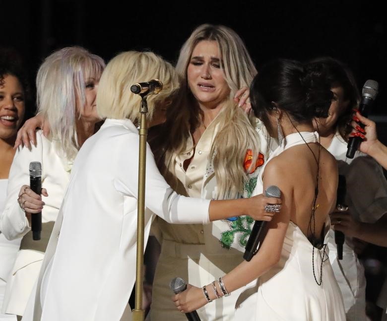 Kesha nhận được sự chia sẻ của các ca sĩ sau khi cô hát ca khúc “Cầu nguyện” tại lễ trao giải Grammy ở New York, ngày 28.1.2018. Người hâm mộ cùng nhiều nghệ sĩ tên tuổi vẫn đang dành cho Kesha sự ủng hộ tuyệt đối cùng những lời động viên tinh thần sau khi cô bị tòa án xử thua trong vụ kiện chấm dứt hợp đồng với Sony cũng như bị bác bỏ vụ án lạm dụng tình dục với Dr.Luke.