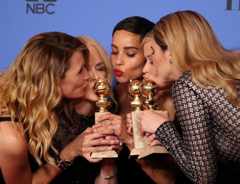 (Từ trái sang phải)  Laura Dern, Nicole Kidman, Zoe Kravitz, Reese Witherspoon và Shailene Woodley tạo dáng ở hậu trường sau khi bộ phim truyền hình “Big Little Lies” giành giải Phim truyền hình hay nhất tại Lễ trao giải Quả cầu vàng.