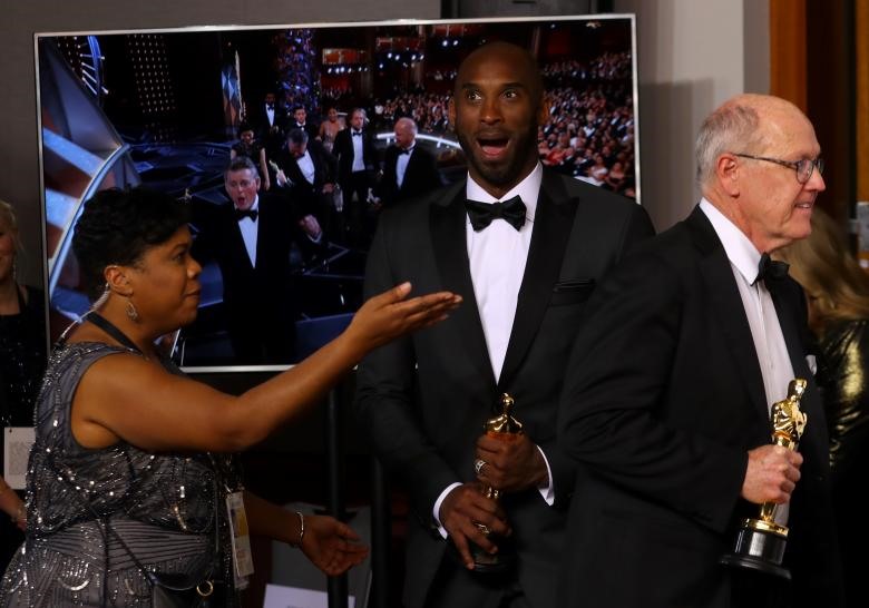 Ngôi sao bóng rổ Kobe Bryant vui mừng sau khi giành giải Phim ngắn hay nhất thể loại hoạt hình cho bộ phim “Dear Basketball” tại lễ trao giải  Academy Awards