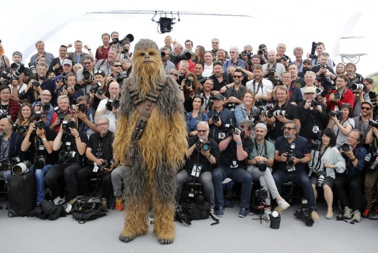 Nhân vật Chewbacca trong loạt phim Star War chụp ảnh cùng các nhiếp ảnh gia tại Liên hoan phim Cannes, ngày 15.5.2018.