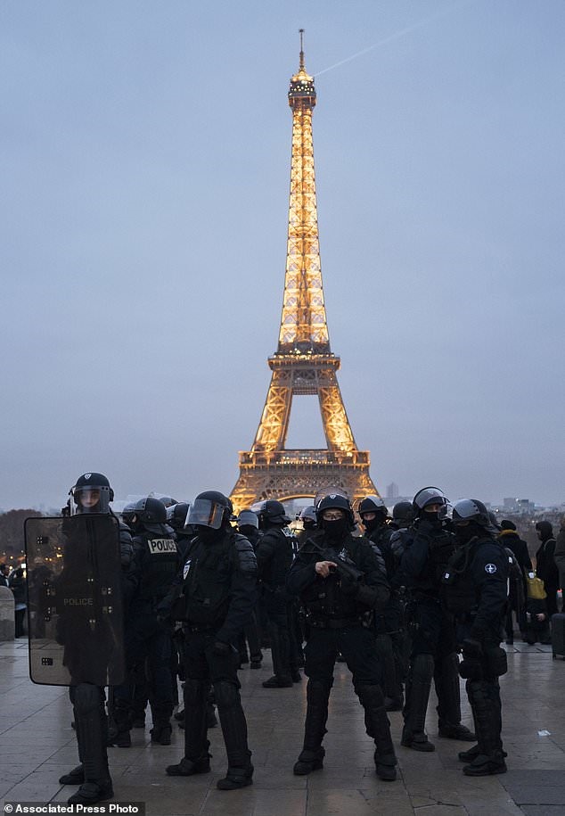 Các sĩ quan cảnh sát chống bạo động Pháp chiếm vị trí trên quảng trường Trocadero trong một cuộc biểu tình ở Paris, Thứ Bảy, ngày 29 tháng 12 năm 2018.