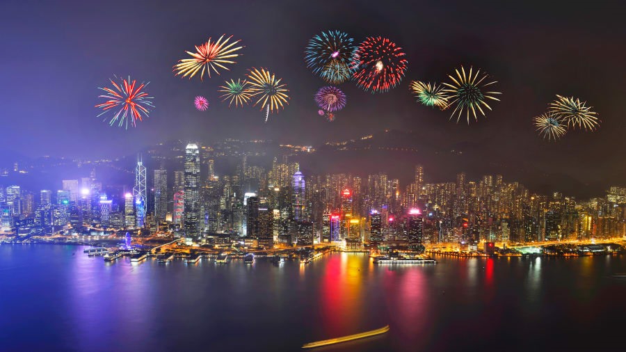 Hồng Kông (Trung Quốc): Đường chân trời đầy kịch tính ở Hồng Kông mang đến một cảnh tượng du khách không bao giờ quên, và pháo hoa đêm giao thừa vừa mới mọc lên. Pháo hoa chiếu sáng cảng Victoria tuyệt đẹp được thiết lập theo nhạc.