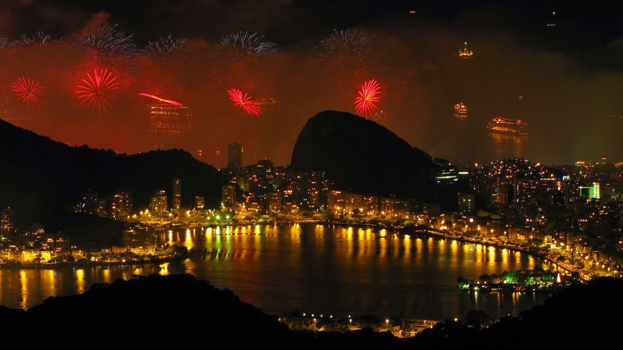 Rio de JaneiroNếu bạn muốn chào đón một năm mới với khoảng 2 triệu linh hồn khác trong một khu nghỉ mát ấm áp trên bãi biển, hãy đến Rio de Janeiro.
